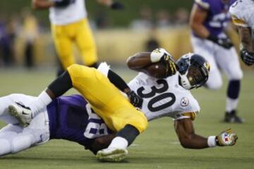 Los Steelers no estuvieron nada finos en ataque y tan solo lograron convertir un field goal. En la foto, el running back Cameron Stingily es placado sin piedad.