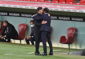 Saludo de los entrenadores, Simeone y Marcelino