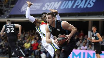 GRAF3361. ANDORRA LA VELLA (ANDORRA), 29/12/2018.- El ala-pívot estadounidense del Movistar Estudiantes Nik Caner-Medley (d) protege la pelota ante Dylan Ennis, del MoraBanc, durante el partido de la Liga ACB de baloncesto que se disputa esta noche en el Pavelló Poliesportiu de Andorra. EFE/Fernando Galindo