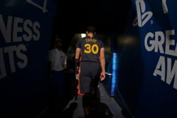 Stephen Curry se retira al vestuario tras un encuentro de la Temporada Regular.