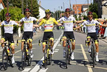 El equipo de los Emiratos Árabes Unidos y en el centro Tadej Pogacar con el maillot amarillo de líder general