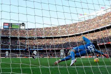 Gol 2-0 de Luis Suárez de penalti 