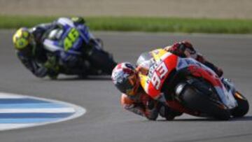 Marc Marquez rodando por delante de Rossi en Indy.