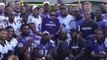 Muhammad Ali visit&oacute; a los Ravens justo antes del inicio de la temporada que acab&oacute; con su triunfo en la Super Bowl.