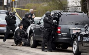 Agentes del cuerpo de elite SWAT participan en la operación de búsqueda y captura de los dos sospechosos de los atentados de Boston.