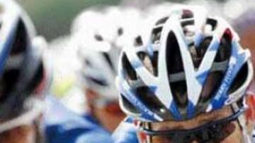 <b>ARROPADO.</b> Lance Armstrong estuvo protegido en todo momento por sus compañeros del US Postal cuando lo pasó mal.