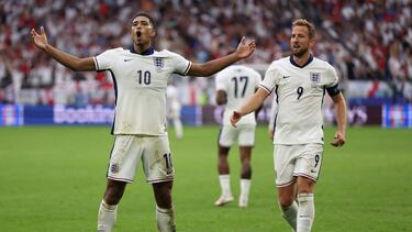 England's midfielder #10 Jude Bellingham celebrates with England's forward #09 Harry Kane after scoring his team's first goal during the UEFA Euro 2024 round of 16 football match between England and Slovakia at the Arena AufSchalke in Gelsenkirchen on June 30, 2024. (Photo by Adrian DENNIS / AFP)