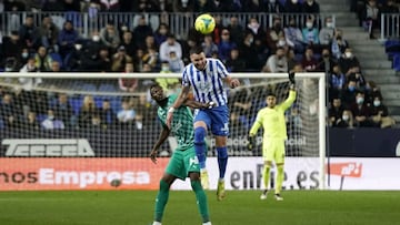 Peybernes despeja un bal&oacute;n ante Sadiq.