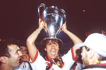 Paolo Maldini es uno de los pocos jugadores de esta lista que no pertenecen al Real Madrid. El ‘One Club Man’ del AC Milan ganó 5 Champions League, tres de ellas cuando todavía eran denominadas como “Copas de Europa”. El defensor italiano fue titular en todas ellas ante: Steaua Bucarest (1988/89, 4-0), Benfica (1989/90, 1-0), Barcelona (1993/94, 4-0), Juventus de Turín [2002/03, (2) 0-0 (3)] y Liverpool (2006/07, 2-1). Esta última, frente a los ingleses, sirvió para redimirse de la perdida dos años atrás en Estambul. Maldini caería en otras dos ocasiones más. Ha disputado un total de 8 finales, junto con Paco Gento, el que más.