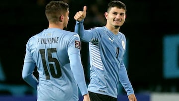 Agustin Alvarez Martinez celebra su gol a Bolivia ante la presencia del madridista Fede Valverde, que tambi&eacute;n anot&oacute;.