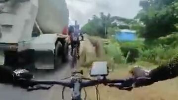 Un camión hormigonera acorrala a dos ciclistas en un puente
