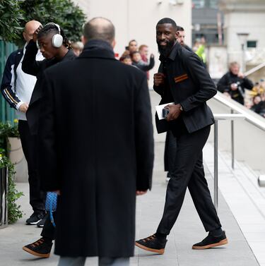 Eduardo Camavinga y Antonio Rudiger llegando al hotel. 
