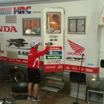 Paulo Gonçalves, líder de la prueba en motos, se pasó por la caravana de Honda para dar ánimos a Barreda.