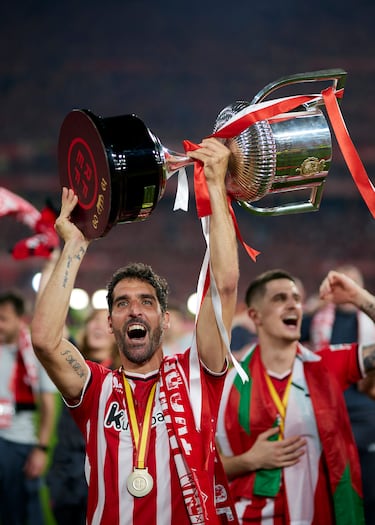 Amado por su equipo y odiado por el rival, la leyenda del Atlético de Madrid y Athletic club se despide de los campos de España después de 19 temporadas en la categoría de oro del fútbol español. El navarro conquistó siete títulos con el conjunto colchonero, incluyendo una liga (2013-14) y dos copas de la UEFA, a lo que hay que sumar otros dos entorchados con su llegada a Lezama, incluyendo la 25ª Copa del Rey (2024).