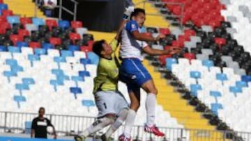 El momento justo en que Jadue anota reglamentariamente de cabeza ante Palestino, en Antofagasta.