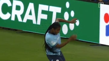 Vergüenza en la Champions: le tiran un objeto... ¡y ve amarilla!