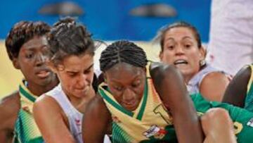 <b>BATALLA. </b>Alba Torrens y Montañana pelean por un balón con la jugadora de Mali Meiya Tirera.