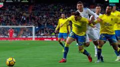 Penalti no pitado a Casemiro por una carga de Míchel Macedo