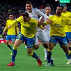 Penalti no pitado a Casemiro por una carga de Míchel Macedo