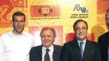 <b>LA PLANA MAYOR DEL MADRID.</b> Muchísimo tiempo en los 50 años de Radiogaceta de los Deportes ha sido ocupado por la información del Real Madrid. Valdano, Zidane, Florentino y Del Bosque fueron los representantes del actual campeón de Europa en la fiesta del deporte, junto a Juan Manuel Gozalo, director del histórico programa.