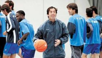 <b>¿HABRÁ PRIMAS?</b> "¿Primas de Florentino? Que se ponga en contacto con otro, yo tengo el móvil poco operativo", dice el técnico azulón.