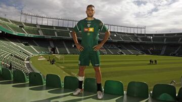 Gonzalo Verdú posa para AS en la grada del Martínez Valero.