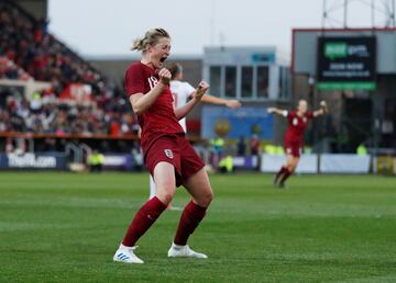 Ellen White celebra el 1-0 que anotó Mead.
