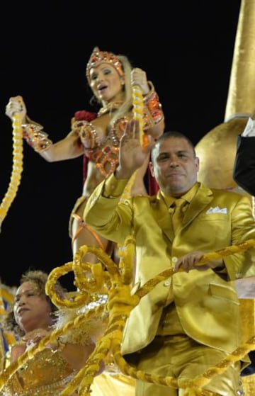 El exfutbolista brasileño Ronaldo Nazario, es homenajeado por la escuela de samba del Grupo Especial Gaviões da Fiel durante el desfile del carnaval de Sao Paulo