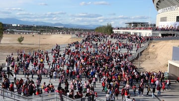 Aficionados congregados al lado de la estaci&oacute;n de metro de Estadio Metropolitano.