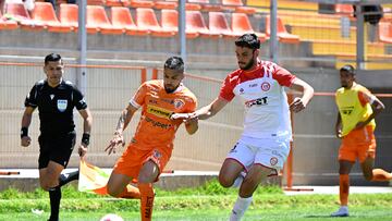 Futbol, Cobreloa vs San Felipe
Fecha 27, campeonato Ascenso 2023.
El jugador de Cobreloa Kevin Harbottle es fotografiado durante el partido de primera division B contra San Felipe disputado en el estadio Zorro del Desierto Calama, Chile
24/09/2023
Pedro Tapia/Photosport
Football, Cobreloa vs San Felipe
27th turn, 2023 Promotion National Championship.
Cobreloa's player Kevin Harbottle is pictured during the second division match against San Felipe at the Zorro del Desierto in Calama, Chile.
24/09/2023
Pedro Tapia/Photosport