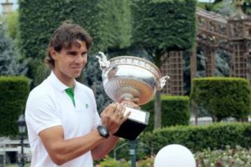 Rafa Nadal posa con el Trofeo de Roland Garros conseguido en 2011 en la final que lo enfrentó al suizo Roger Federer