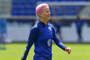 Rapinoe apareció con el cabello rosa en los entrenamientos previos al Mundial de Francia 2019.