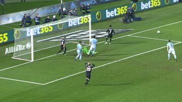 Benzema, indiferente: ni se inmutó con el palo ni celebró el 2º gol