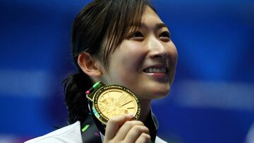 Rikako Ikee posa con la medalla de oro de campeona de los 50 metros libres en los Juegos Asi&aacute;ticos de Yakarta.