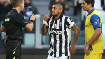 Arturo Vidal protesta contra el &aacute;rbitro durante el duelo ante Chievo. 