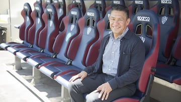 Nacho Ambriz en su presentación con el Huesca