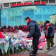 Man United supporters pay tribute to Sir Bobby Charlton at Old Trafford