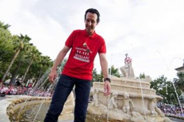 El entrenador del Sevilla, Unai Emery, en la Fuente de Híspalis en la plaza de Puerta de Jerez, durante el paseo triunfal que ha realizado el equipo esta tarde para festejar y ofrecer a la ciudad su quinta Liga Europa conseguida el pasado miércoles en Basilea 