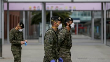 Militares del ejército en las inmediaciones del Hospital de Campaña de IFEMA donde trabajan a destajo para cuidar de todas personas con Covid-19 que están ingresadas en el recinto, en el día 33 del estado de alarma. En Madrid,