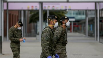 Militares del ej&eacute;rcito en las inmediaciones del Hospital de Campa&ntilde;a de IFEMA donde trabajan a destajo para cuidar de todas personas con Covid-19 que est&aacute;n ingresadas en el recinto, en el d&iacute;a 33 del estado de alarma. En Madrid, 