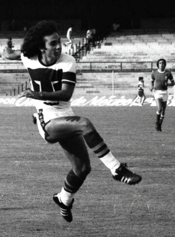 Uno de los ídolos más grandes del fútbol mexicano. Se formó en la cantera de los Pumas donde jugó de 1976 hasta 1981, cuando se fue al Real Madrid. Durante ese tiempo anotó 104 goles en 200 apariciones. Con el América participó una temporada, la 1992-93, anotando 18 goles en 35 partidos.