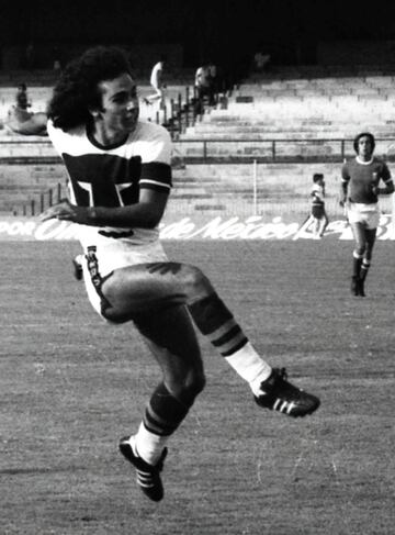 Uno de los ídolos más grandes del fútbol mexicano. Se formó en la cantera de los Pumas donde jugó de 1976 hasta 1981, cuando se fue al Real Madrid. Durante ese tiempo anotó 104 goles en 200 apariciones. Con el América participó una temporada, la 1992-93, anotando 18 goles en 35 partidos. 