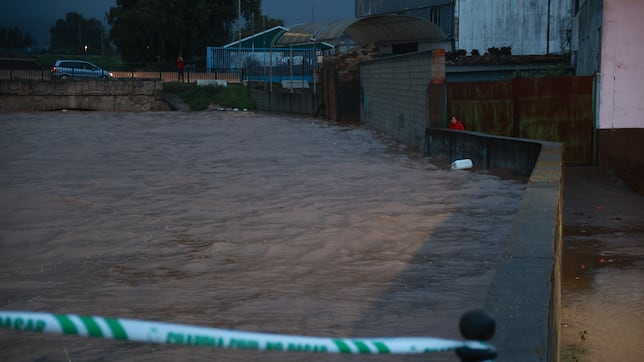 El muro de defensa, el “héroe del pueblo” que ha salvado a Lora del Río de la crecida del Guadalquivir: “Antes de él, por aquí íbamos en canoa”