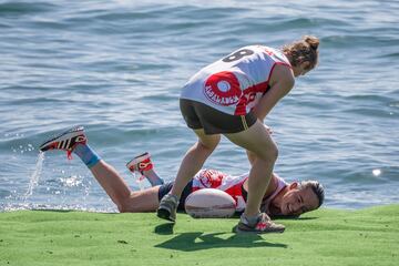 Curiosas fotografías tomadas desde el aire en la que se observa a un grupo de jugadores luchando por el balón en un campo de rugby flotante en el lago Lemán durante el Water Rugby Lausanne, un insólito torneo de tres días organizado por LUC Rugby que reunió a más de 240 jugadores en Lausana, en el oeste de Suiza.