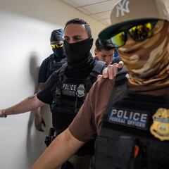 “Denuncia a tu ex y nosotros lo deportamos”: así es la polémica estrategia de Florida en contra de migrantes en EU