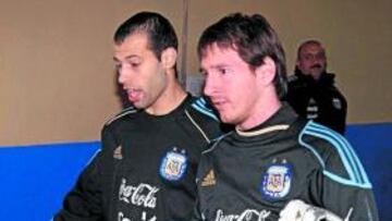 <b>EL CRACK. </b>Messi y Mascherano llegando al Calderón. Pese a ser un amistoso, se entrenó a puerta cerrada.