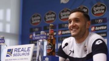 Lucas Pérez responde a las preguntas de los medios en rueda de prensa.