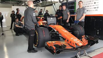 Stoffel Vandoorne con el McLaren Honda en el box de Rusia.