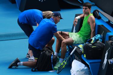 Alcaraz recibe tratamiento médico en su partido de semifinales contra Alexander Zverev.