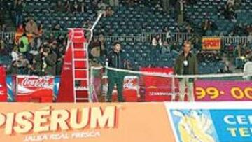 <b>DE GUINNES</B>. Corretja y cisra jugaron el 'tie break' más concurrido de la historia. 49.913 personas en el Cam Nou.